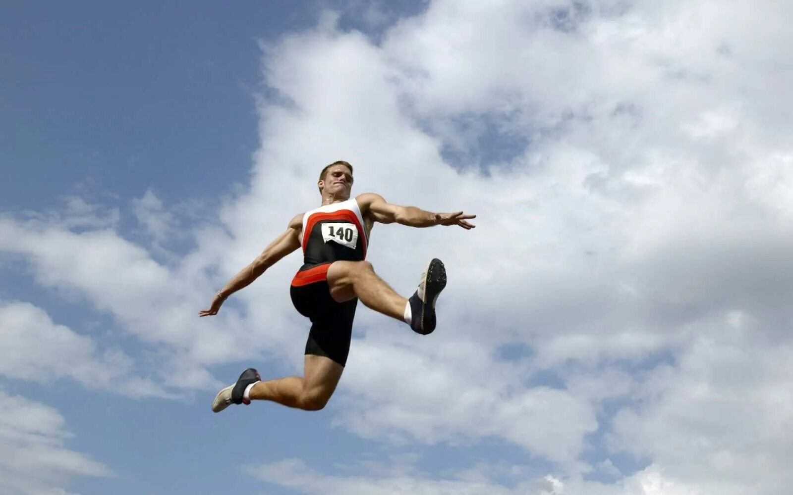 First jump. Лёгкая атлетика прыжки в высоту с разбега. В прыжке. Спортсмен прыгает. Человек в прыжке.