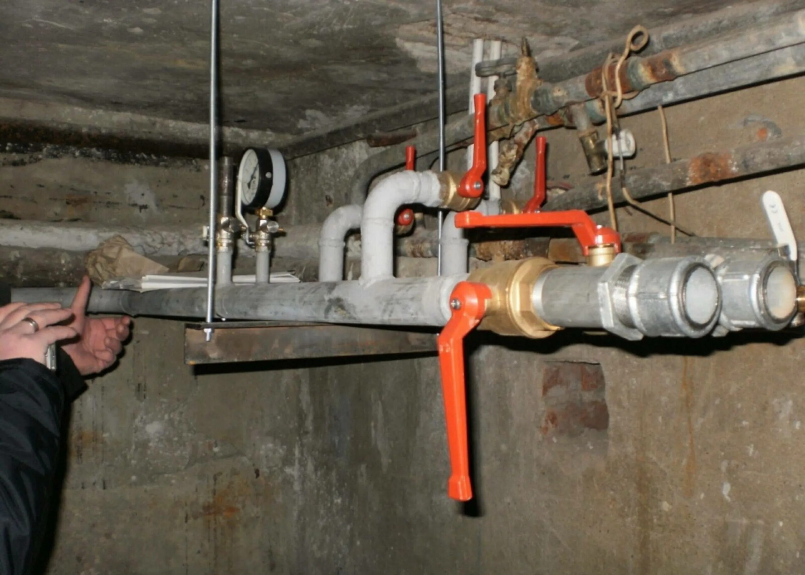 Система водоснабжения капитальный ремонт. Монтаж трубопровода в подвале. Трубы системы отопления в подвале. Трубы водоснабжения в подвале. Подвал с трубами.