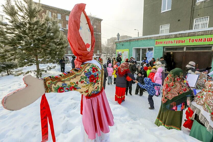 Масленица в дзержинском районе 2024. Чучело на Масленицу. Детям о Масленице. Пугало на Масленицу. Народные гуляния на Масленицу.