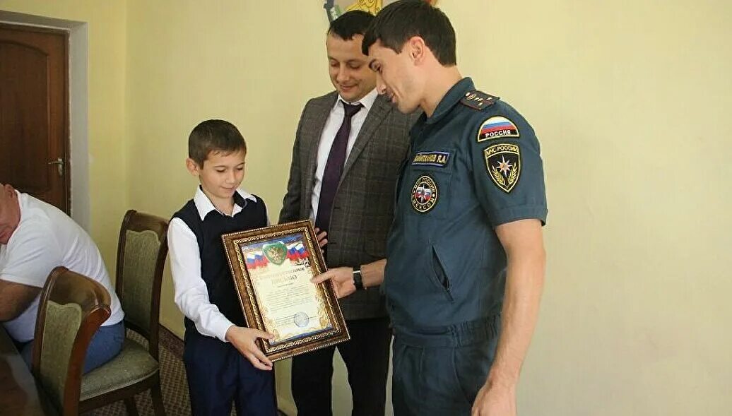 Мальчик спас 2 детей. Дербентский мальчик. ильмар рамазанов. задержание шихиева. в дагестана дагестанец спас тонущего ребенка.