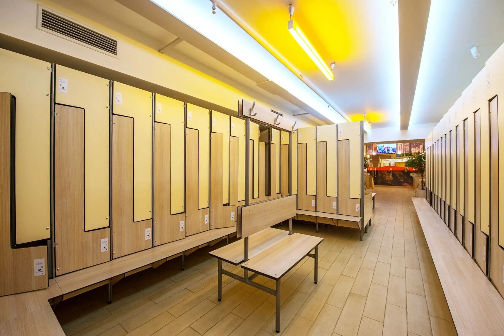 вентиляция в гардеробной. помещения раздевалок. вешалка для библиотеки. гардеробные перегородки для школы. современный школьный гардероб.