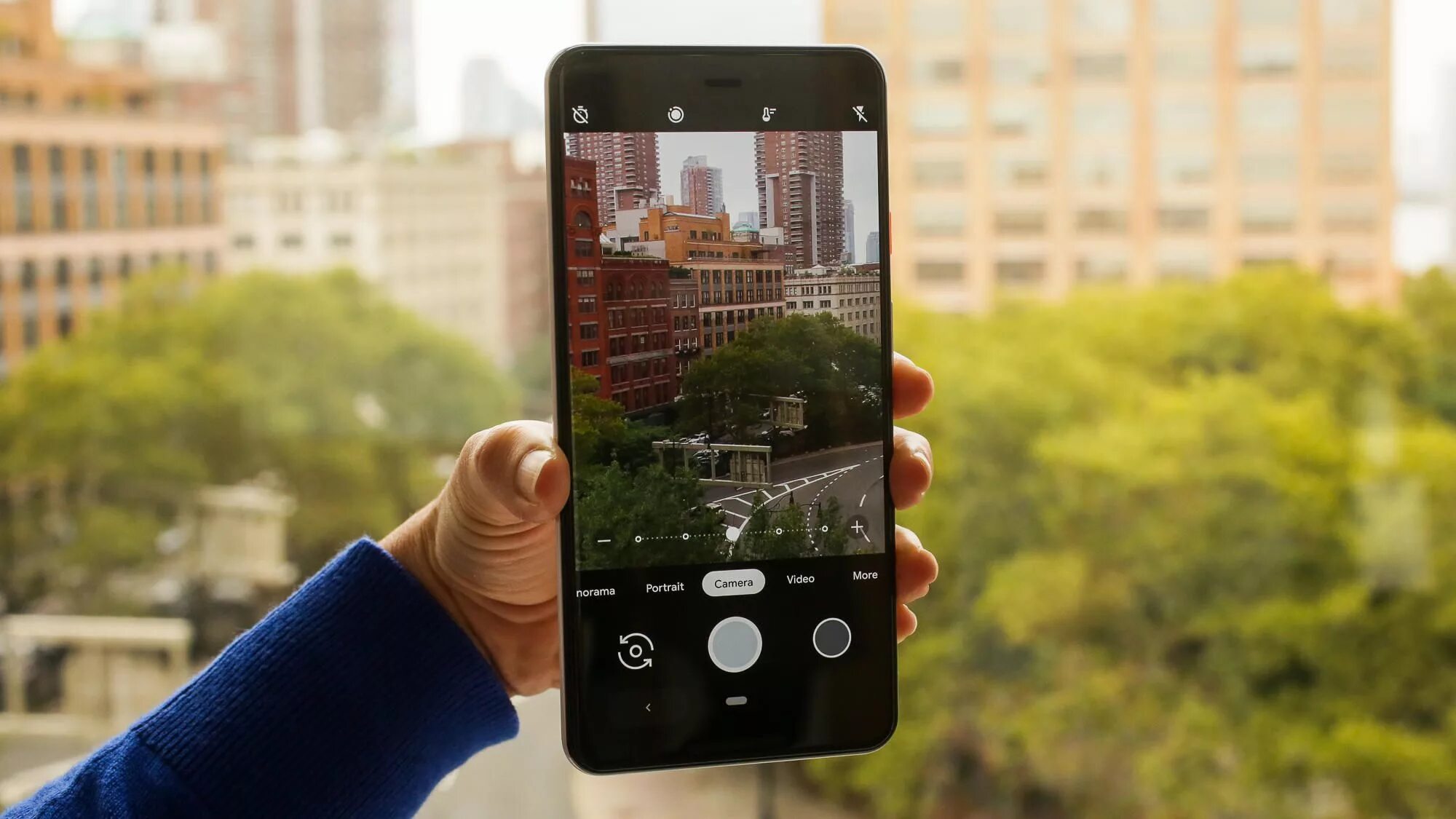 Google pixel iphone камера. Google pixel 5 vs iphone 11 pro. смартфон панда google pixel 2xl. блики на камере айфон. пиксели в камере телефона.