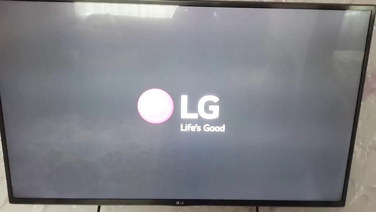 Lg остановилась. Телевизор LG 32 ln541u подсветка экрана телевизора. Включение телевизора LG. Заставки на телевизоре LG. Телевизор завис.