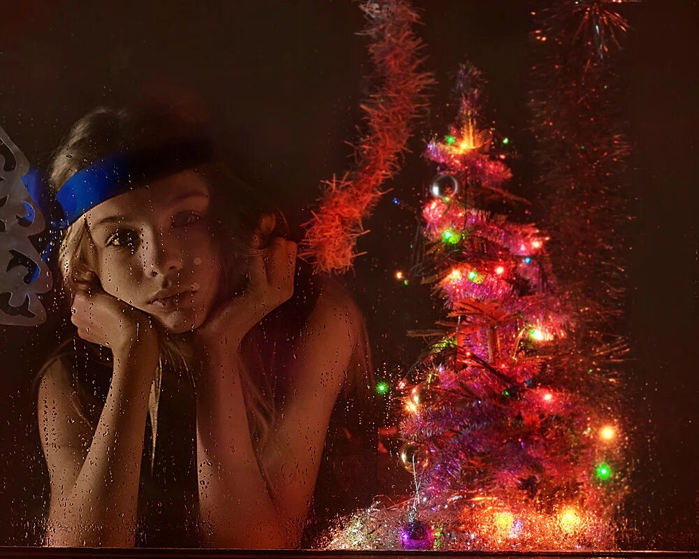 грусть перед новым годом. новогодняя грусть. одинокая девушка новый год. рождество в одиночестве. грустить в новый год.