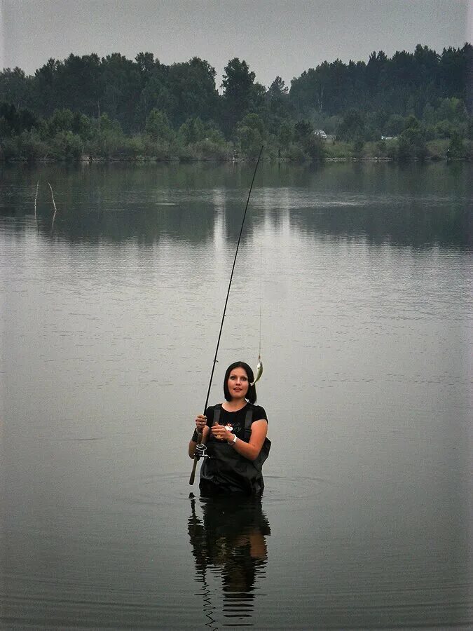 Ловля т. Женщины на рыбалке. Женщина Рыбак. Девушка рыбачит. Девушка с удочкой.