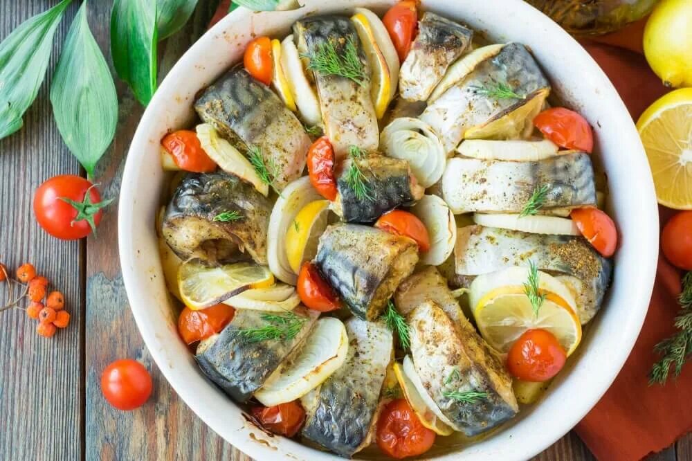 Простые рецепты рыбы с овощами. Скумбрия с овощами. Филе скумбрии с овощами запеченная в духовке. Скумбрия в духовке с овощами. Скумбрия запеченная с овощами.