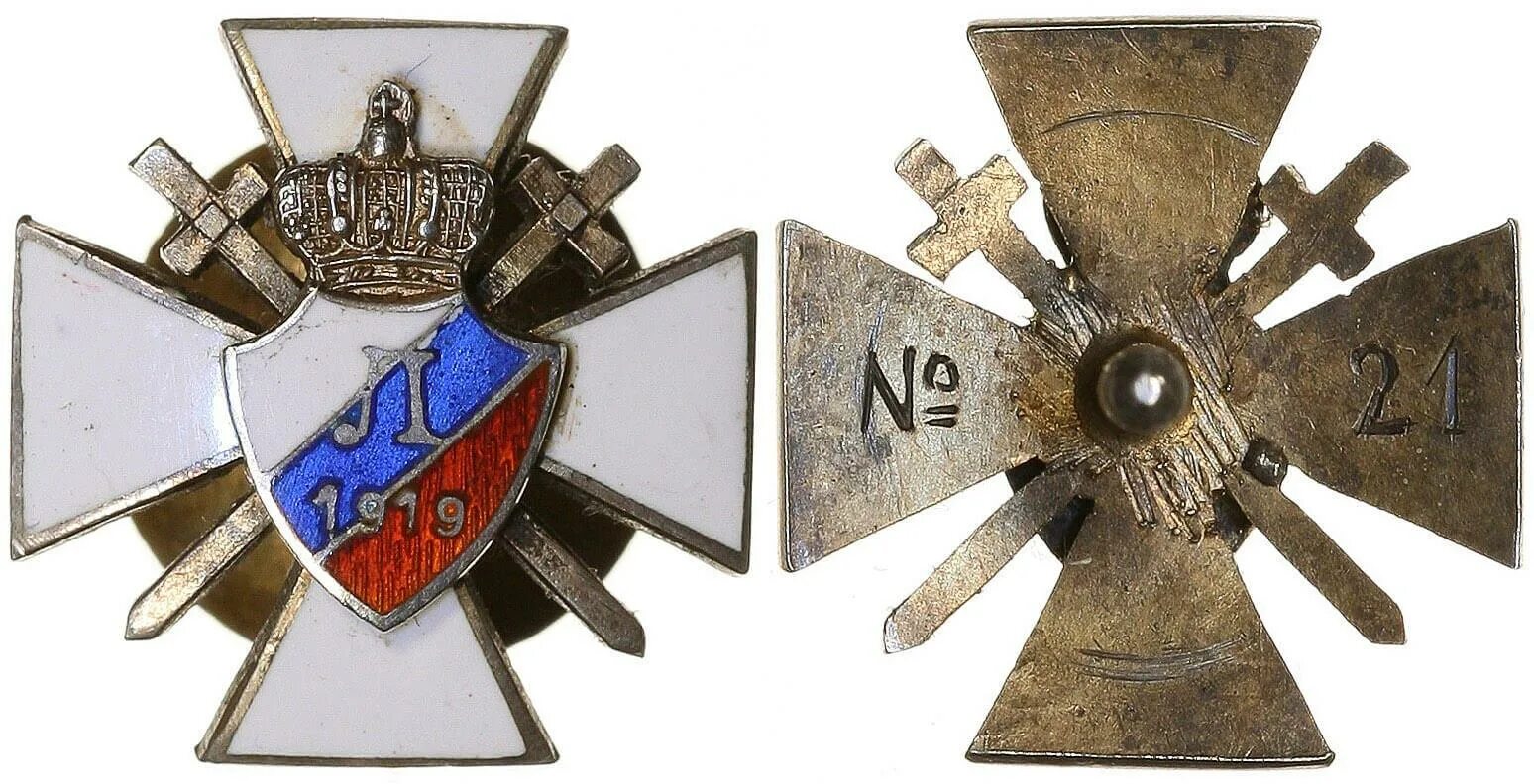 Символика корниловского полка. Флаг белогвардейцев корниловцев. Корниловский ударный полк шеврон. Знак волчья сотня. Корниловский знак "за ледовый поход".