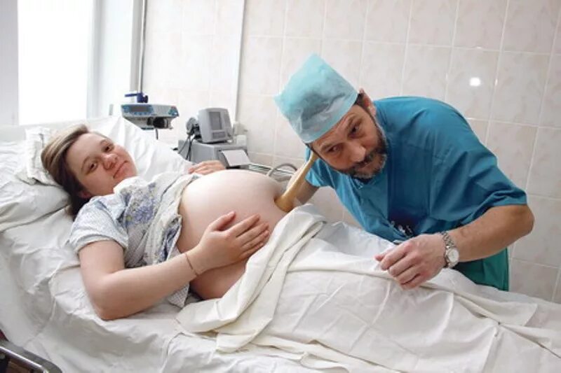 Первые в роду новое. Беременна женщены рожают. Рождение ребенка акушер.