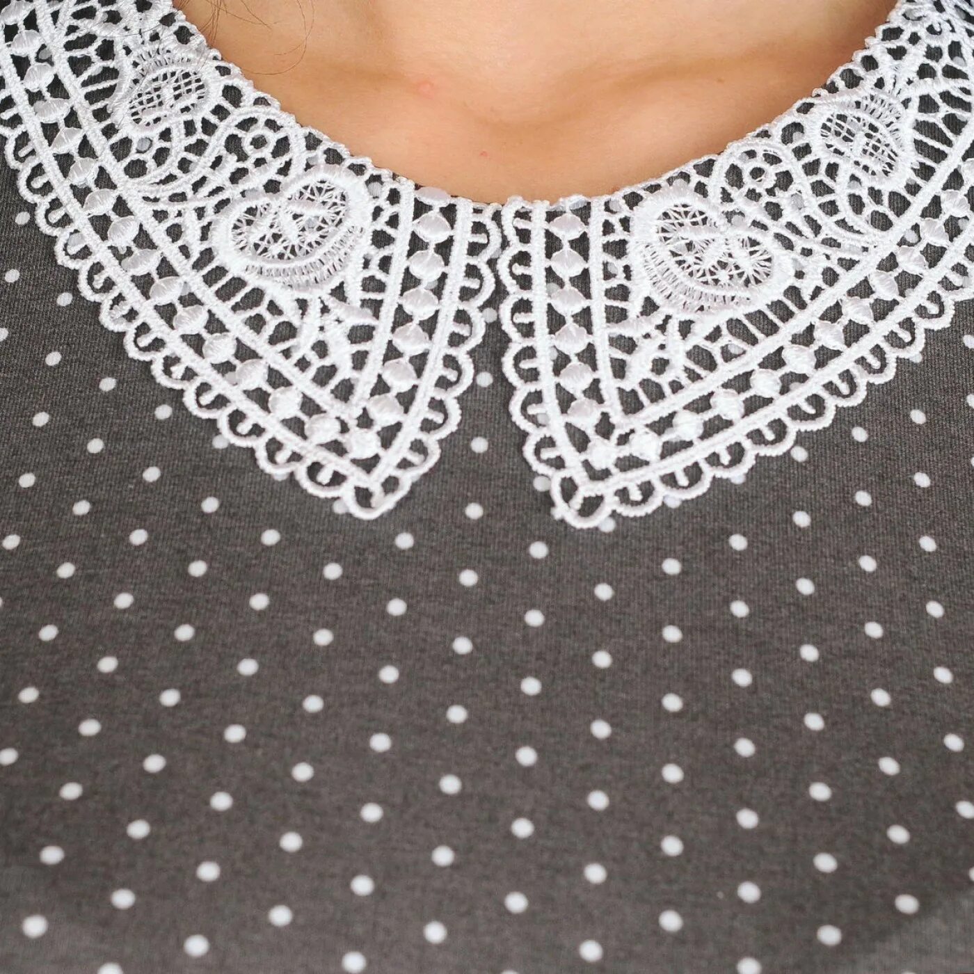 Платье инсити в горошек. Воротник в горошек. Черное платье в горошек с белым воротником. Синее платье в мелкий горошек. Платье в горох с ажурным воротником.