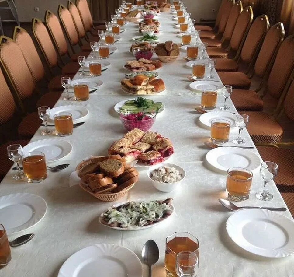 Поминальные обеды в какое время. Поминальный стол. Блюда на поминальный стол. Поминальный обед. Столы на поминальный день в английском стиле.