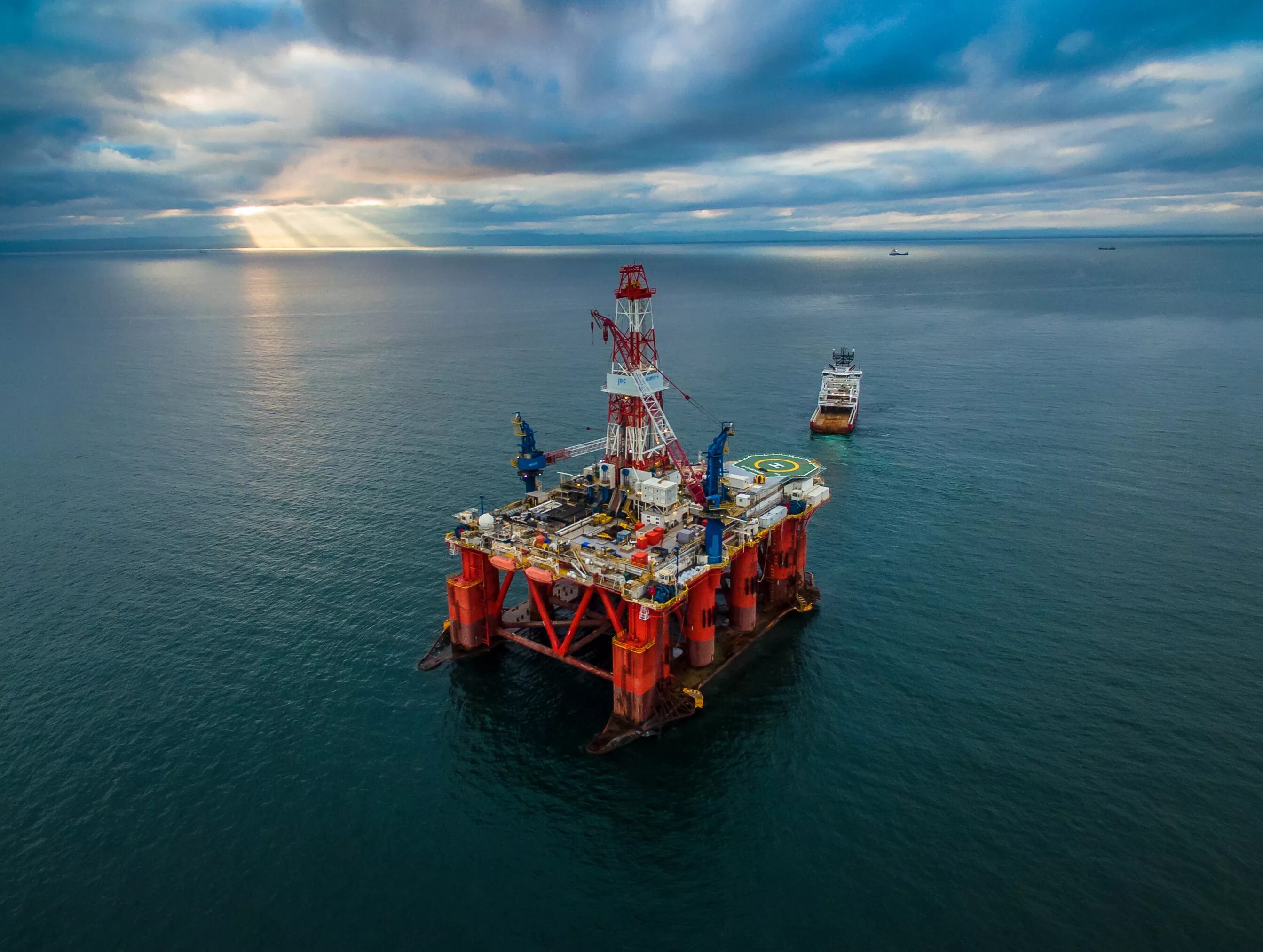 Платформа добычи. Бурение шельф Сахалин. Добыча нефти в Охотском море. Нефть шельф Сахалина.