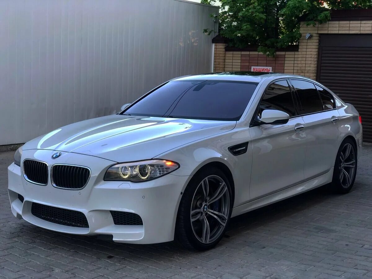 Купить м5 в россии. BMW m5 2012. BMW m5 f10 2012. BMW m5 f10 белая. БМВ 5 ф10 белая.