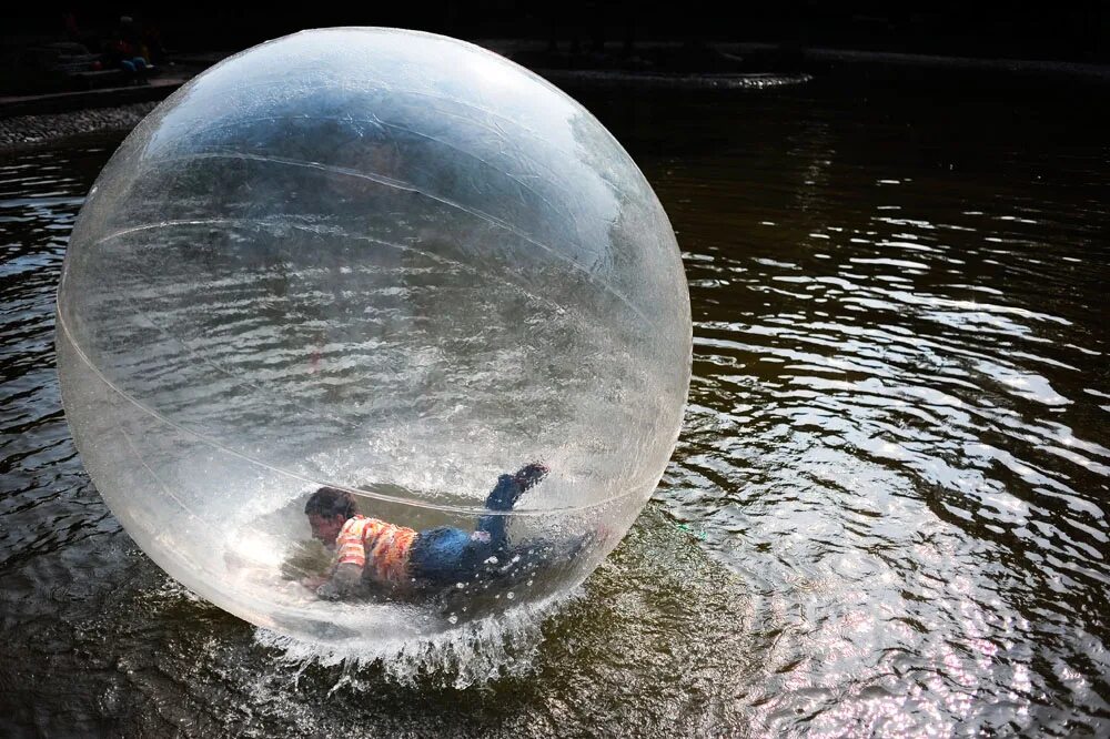 Мяч на поверхности воды. Прозрачный шар на воде. Прозрачный шар для человека. Шары по воде. Большой шар для воды.