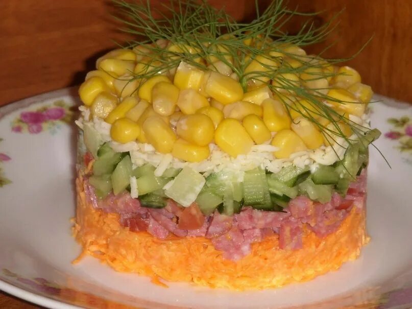 Рецепт салата с морковью кукурузой яйцом. Салат с копчёной колбасой слоями. салат слоеный с копченой колбасой. салат кукуруза сыр. салат с корейской морковкой и кукурузой.