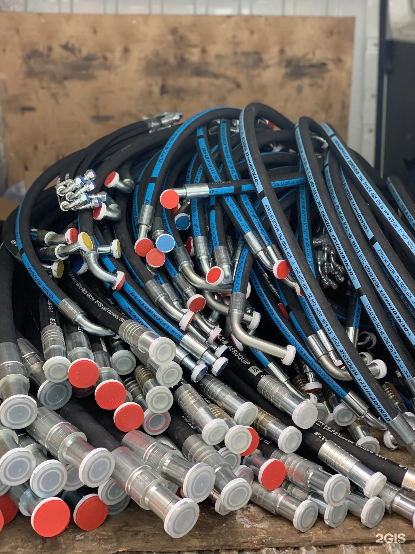 Изготовители рукавов. Цех шланги рвд. Изготовители рукавов. Фото напорно всасывающих рукавов с дыркой. Рвд 08- 1250 dkol м16х1,5- 2sn.