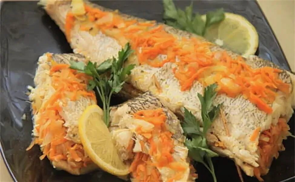 Щука запеченная с овощами в духовке. Фаршированный пеленгас. пеленгас в духовке. пеленгас запеченный в духовке. фаршированный пеленгас запеченный на праздничный стол.