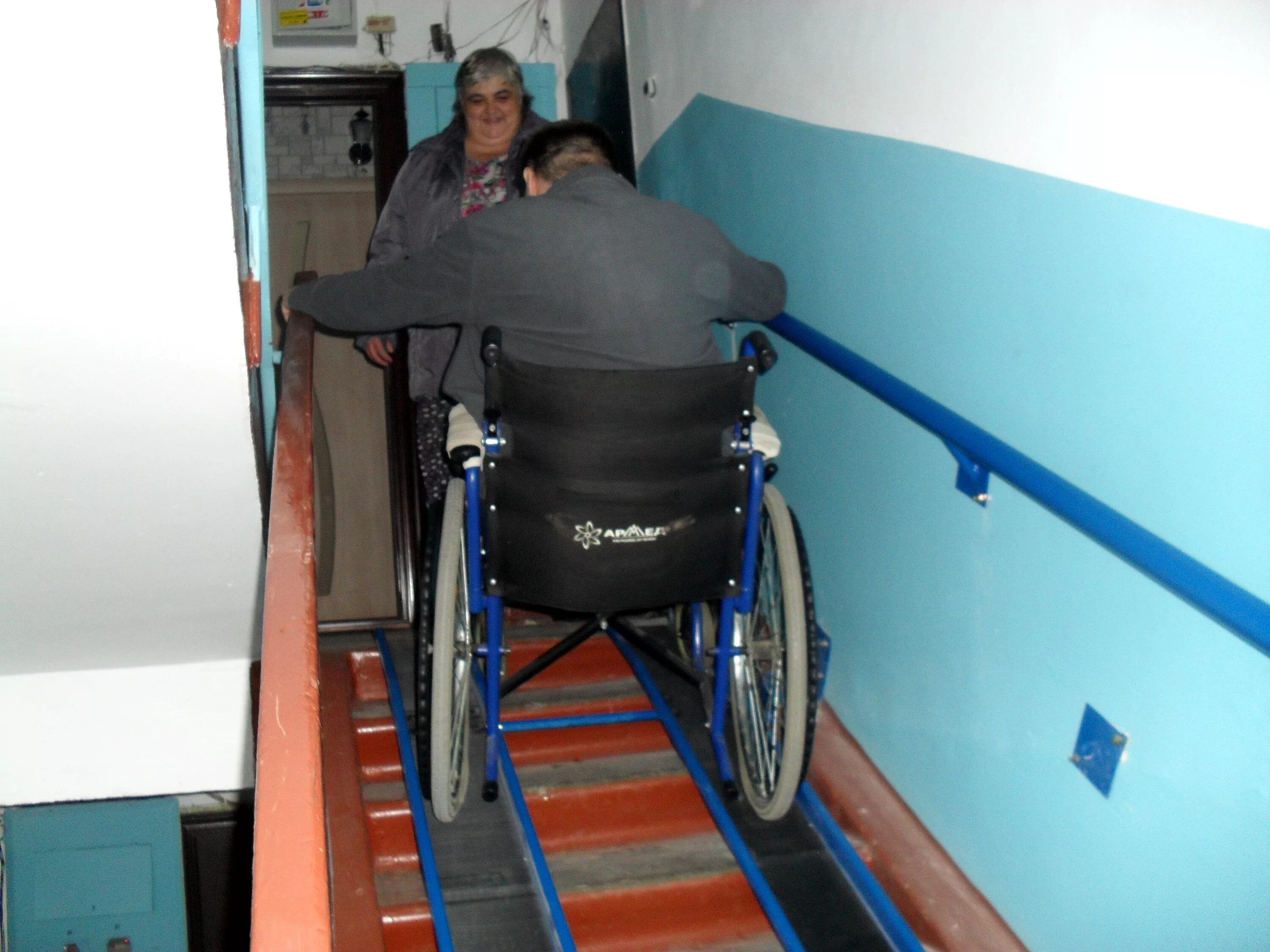Можно ли инвалидам санаторий. Пандусы для инвалидов колясочников доступная среда. Ванна для инвалидов колясочников. Баня для инвалидов-колясочников. Стол обеденный для инвалидов колясочников.