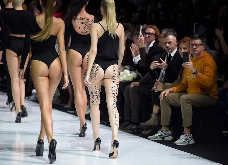 Выставить на показ. Казусы моделей на подиуме. Выставить на показ. Гостиный двор показ. Модель упала.