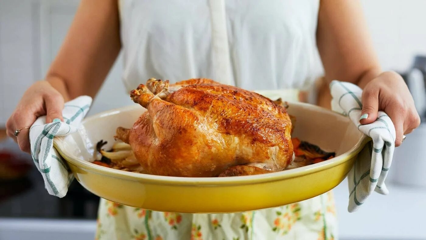 Просто кухня куриные. Курица на кухне. Жареная курица на подносе. Жареная Курочка девушка. Жареная женщина в духовке.