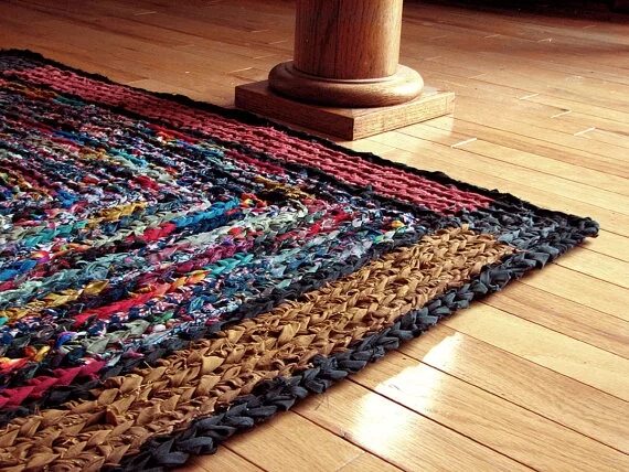 Вязаные коврики крючком. Вязаные коврики. Вязаные плетеные коврики. Прямоугольный коврик из старых вещей. Прямоугольный коврик из старых вещей.