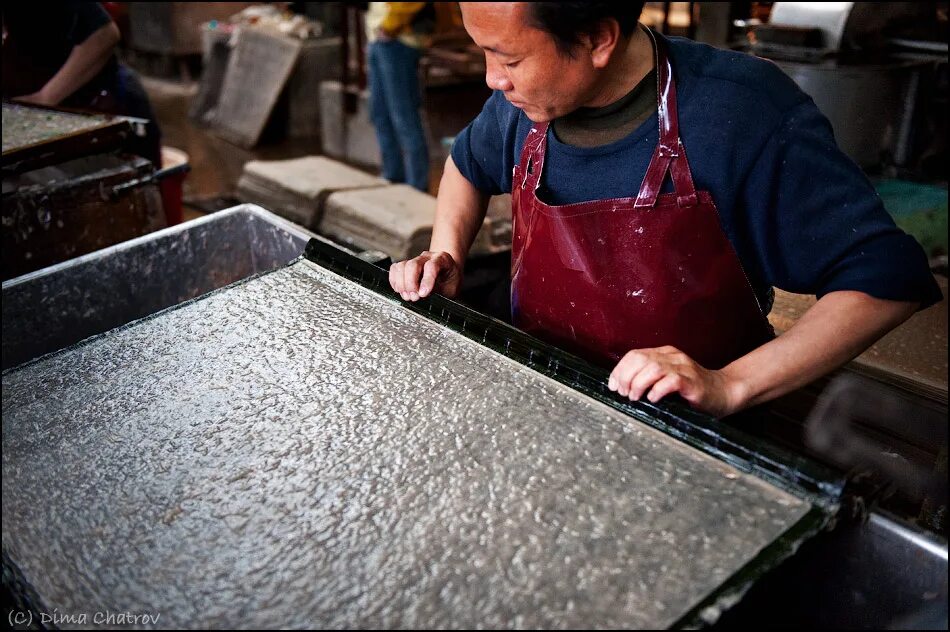 Столяр станочник. Фабрика по производству деревянных игрушек. Производство гипсовых изделий. Станочник деревообрабатывающих станков. Фон для столярных мастерских.