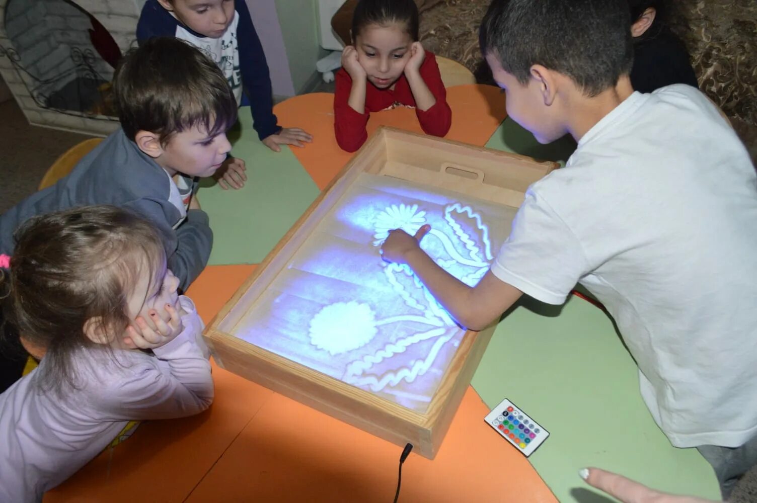 Рисование песком на световых столах для детей. Программа удивительный мир. Ребенок познает мир. С днем защиты детей. Дети мир на планете.