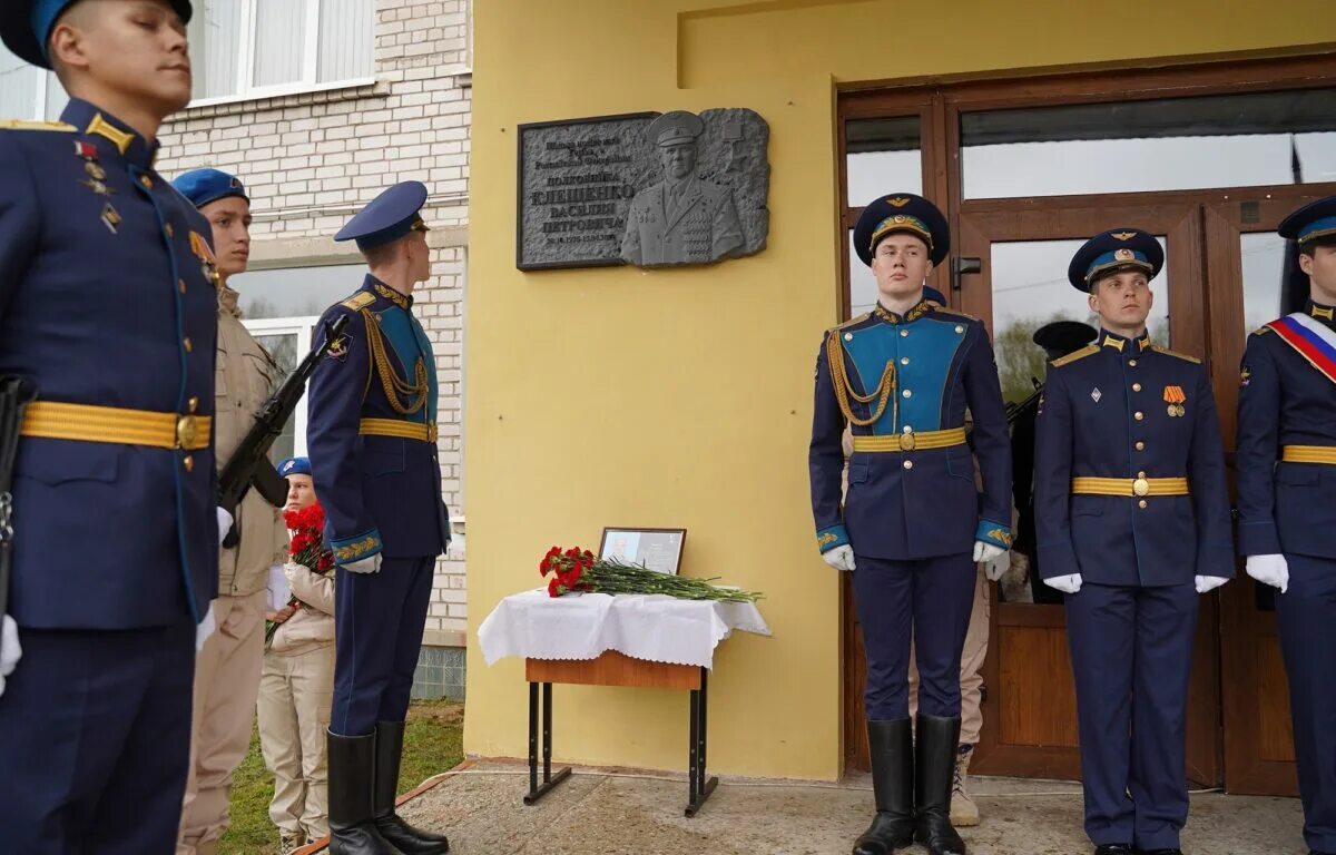 Сош 5 торжок. Военной школе специального. Герои России фото.