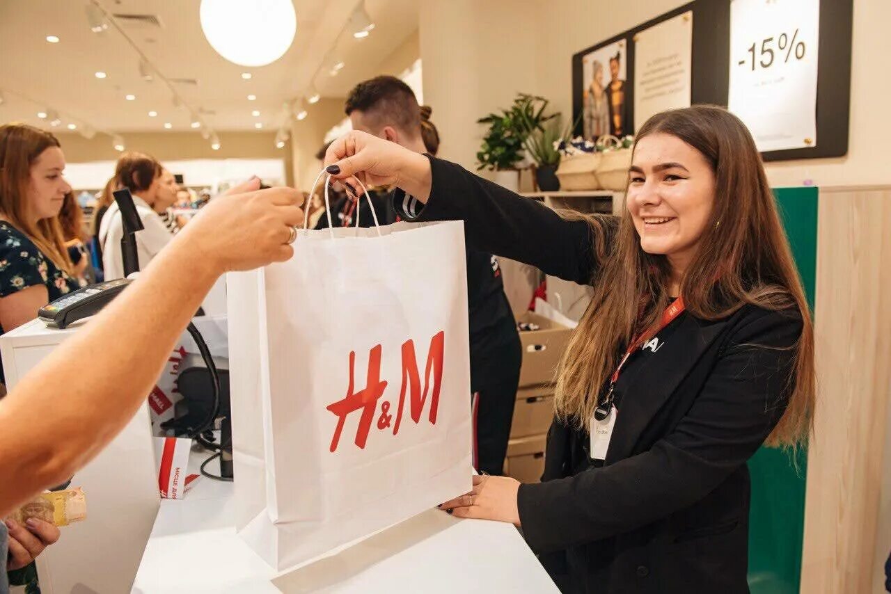 H m shopping. Эйч энд эм. H M магазин. H&M сотрудники. HM сотрудники.