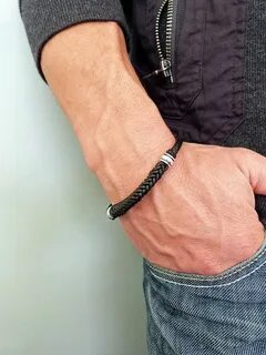 На какой руке браслет мужчины