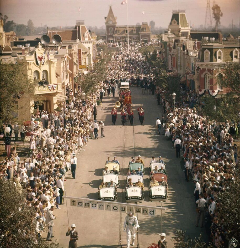 День диснейленда. Парк Уолт Дисней 1955. 1955 Год открытие Диснейленда. Диснейленд Лос Анджелес 1955. Диснейленд 17 июля 1955 г..