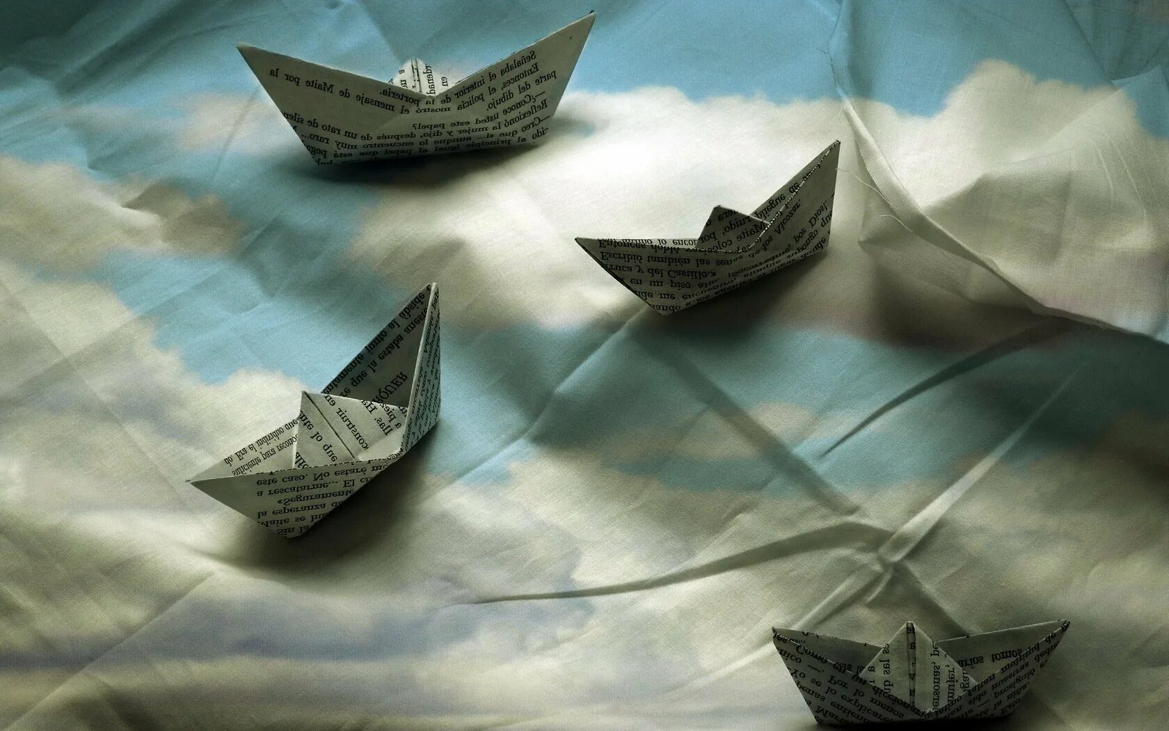 Бумажный кораблик читать. Бумажный кораблик. Бумажный корабль. Оригами кораблик. Кораблик Эстетика.