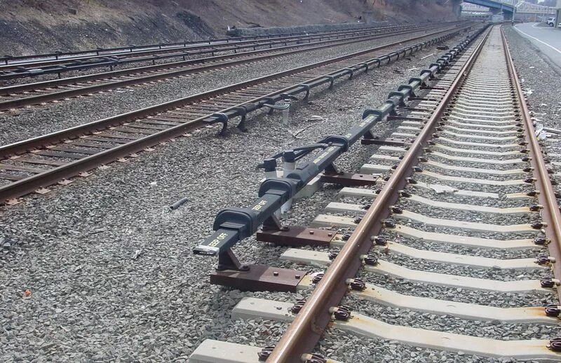 Third rail. Кронштейн контактного рельса для метрополитена. Контактный рельс т18. Контактный рельс. Крышка контактного рельса.