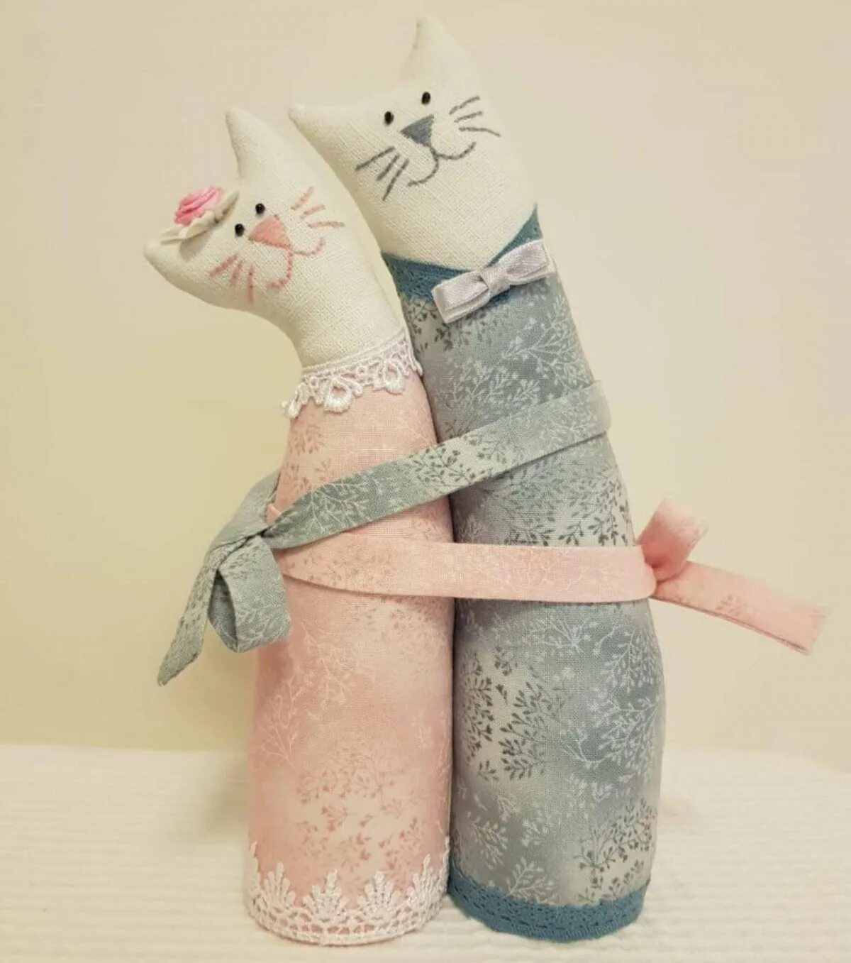 Интерьерная кукла жених и невеста. Свадебные куклы. Текстильные пары. Коты неразлучники коты обнимашки. Свадебные куклы жених и невеста.