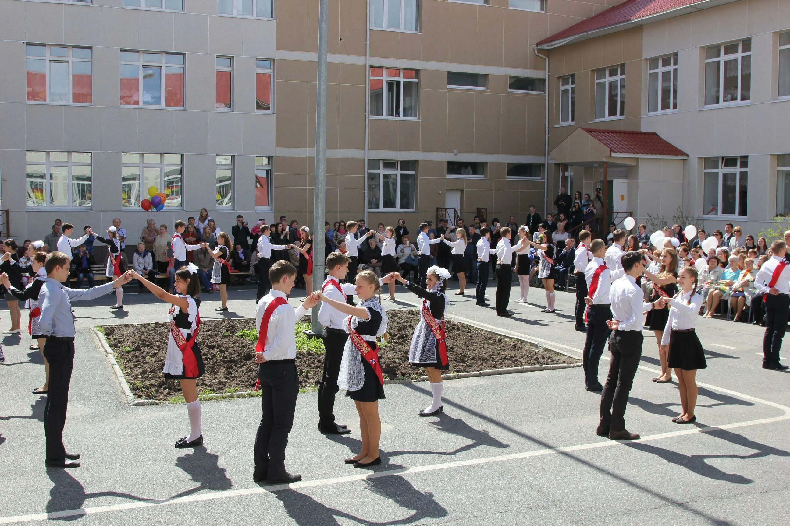 3 школа ханты. Выпускной 3 школа ханты мансийск. Школа 3 в ханты-мансийске. Радужный хмао школы. 3 школа города ханты мансийск.