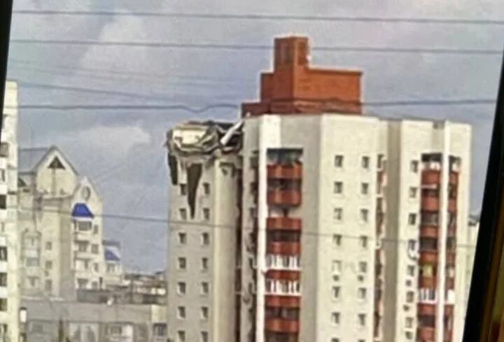 Куда попала ракета в белгороде. Белгород обстрел всу многоэтажный дом. падение ракеты на дом в белгороде. белгород губкина 42а ракеты упали на дом. фотографии задетого многоэтажного дома в белгороде.