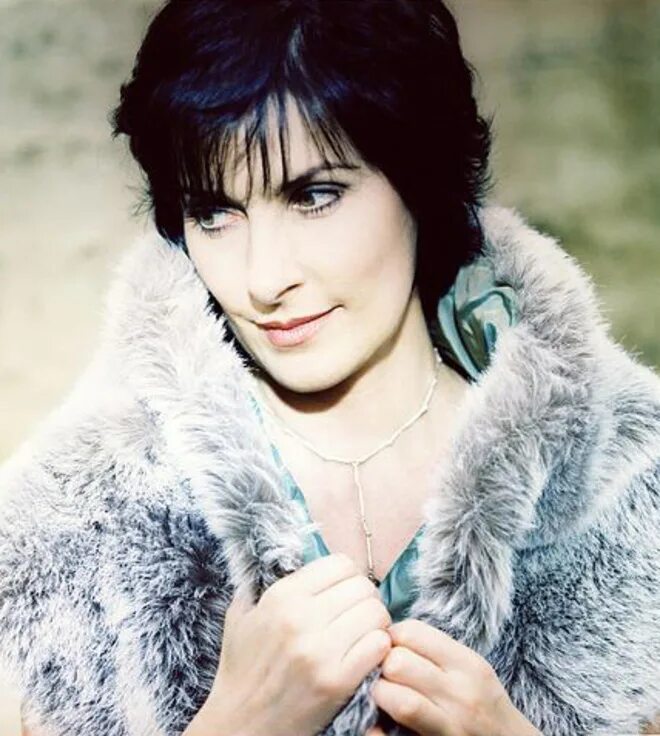 Эния ирландская певица. Enya дискография. Enya в молодости. Enya сейчас фото. Эния only