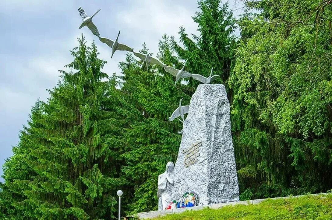 Памятник братьям газдановым владикавказ. Памятник братьев газдановых владикавказ. Семь братьев газдановых памятник. Семь братьев газдановых памятник. Памятник братьям газдановым владикавказ.
