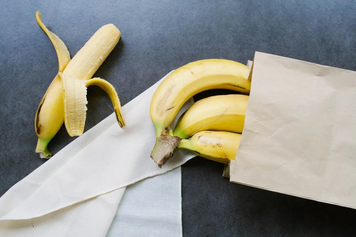 Сколько лежат бананы. Банан на столе. Банан лежит на столе. Деловой банан. Банан и ваниль.