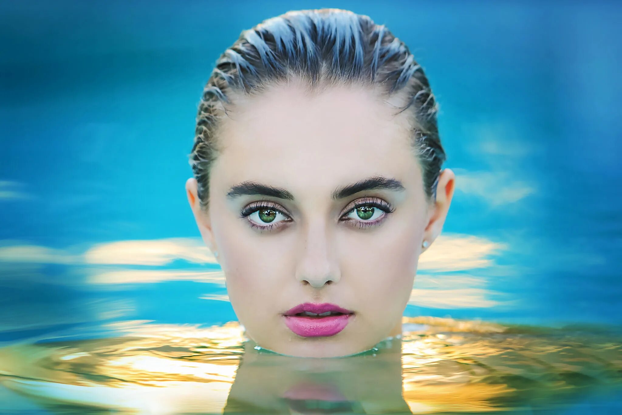 Как удержаться на плаву / head above water (1996). Голова над водой. Голова над водой фильм 1993. Девушка выныривает из воды. Лицо под водой.