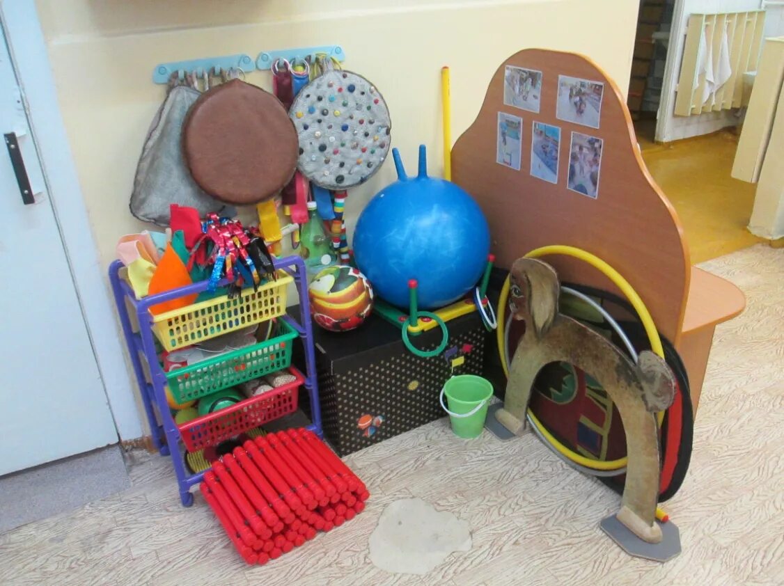 Развивающий уголок. Речевой уголок в группе детского сада. Речевой уголок в детском саду. Речевой уголок в детском саду. Физкультурный уголок в средней группе.