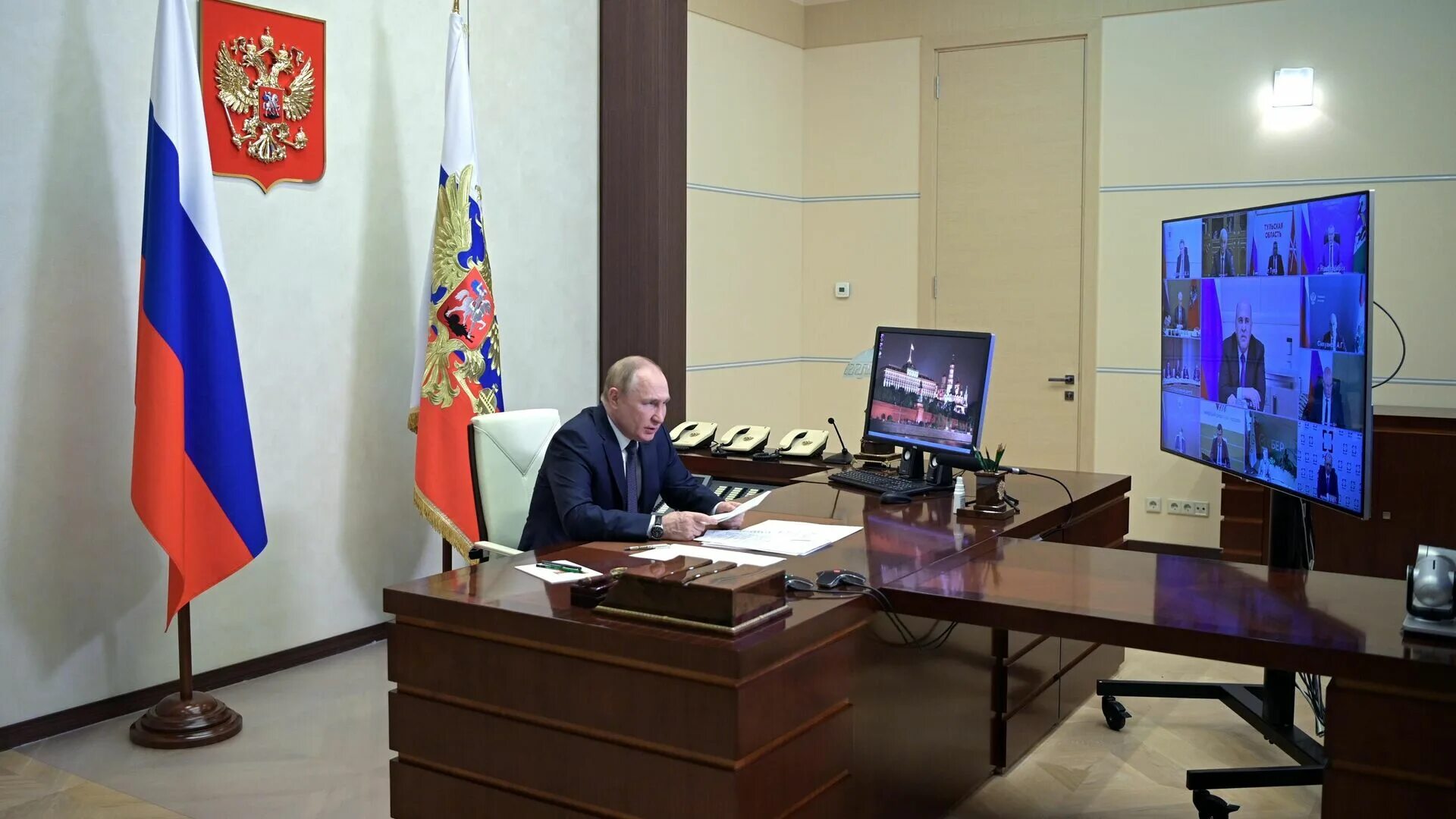 Заседание по стратегическому развитию и нацпроектам. Путин на совещании с правительством. совещание с президентом рф. кабинет путина. путин провел заседание совбеза.