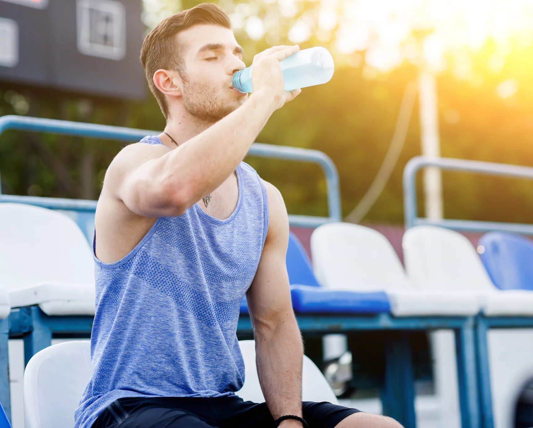 Спортсмен пьет воду. Спортсмен пьет воду. Спортсмен пьет воду. Спортсмен пьет воду. Вода для спортсменов.