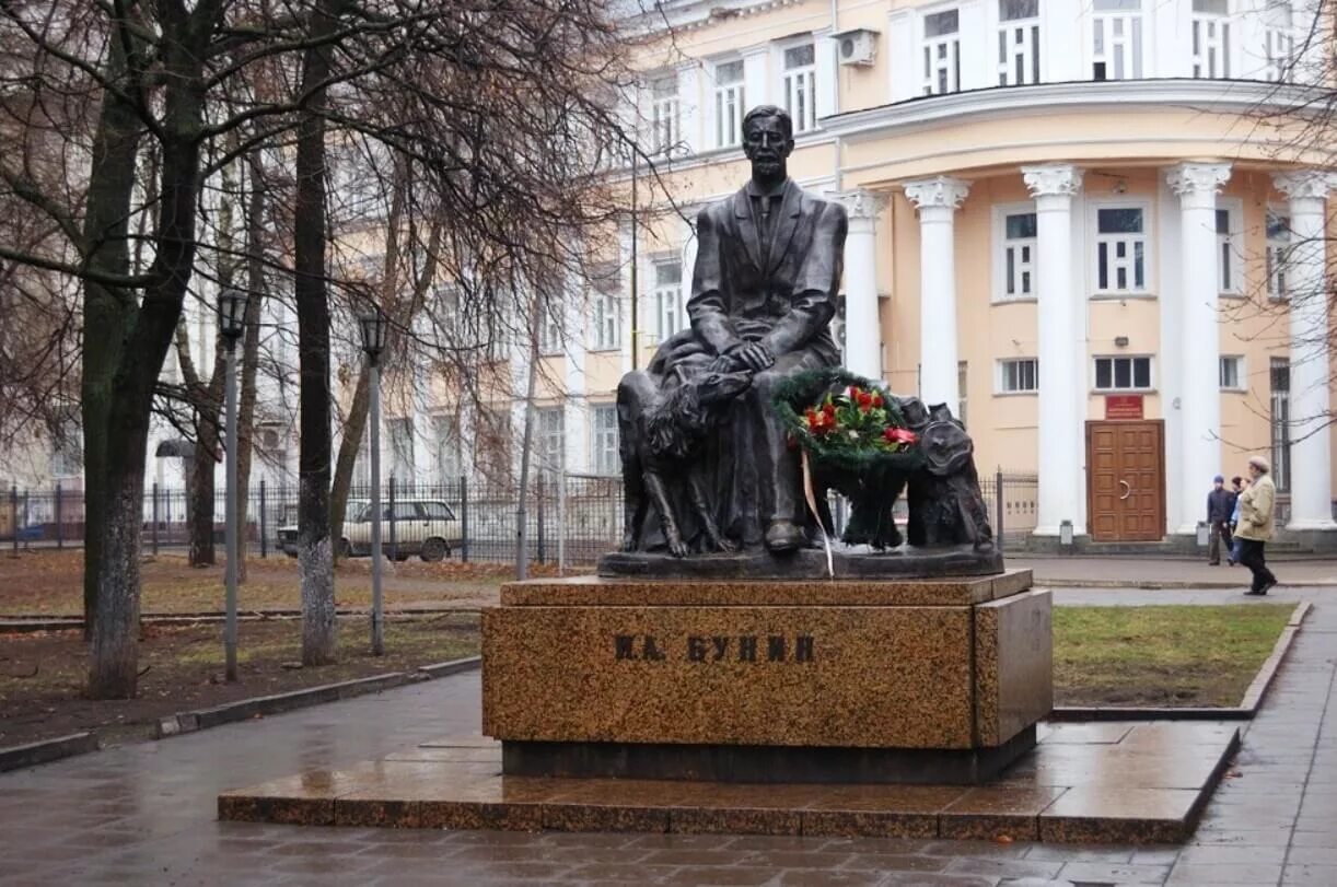 Литературный классик с памятником в воронеже 8. Памятник Бунину в Воронеже. Воронеж Плехановская памятник Бунину. Воронеж: памятник Ивану Бунину.