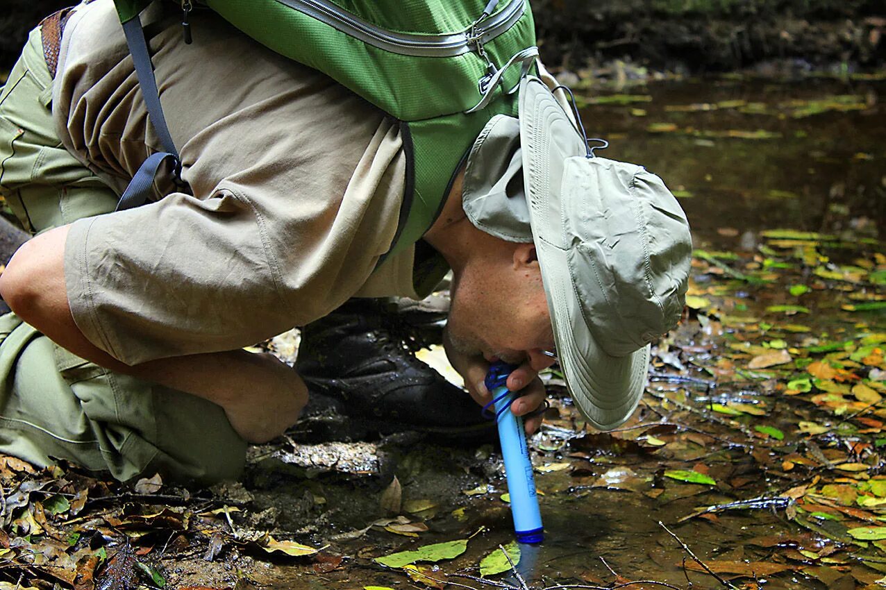 Добыча воды в горах. LIFESTRAW фильтр. Добыча воды в лесу.