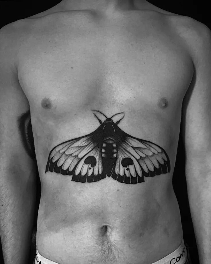Тату бабочки мужчина. Тату бабочка мужская. Тату мотылек мужская. Тату бабочка на груди. Тату бабочки на грудине мужские.