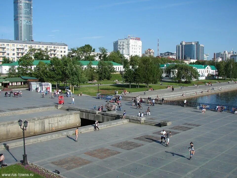 Исеть плотинка екатеринбург. Свердловская область екатеринбург проспект ленина плотинка. Достопримечательности екатеринбурга плотинка. Исторический сквер екатеринбург. Екб достопримечательности плотинка.