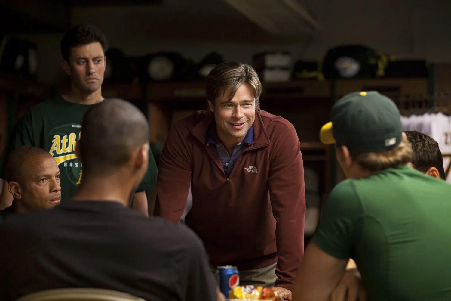 Сбрось все. Человек, который изменил все (2011). Брэд Питт Moneyball. Билли Бин Брэд Питт. Человек который изменил всё Брэд Питт.