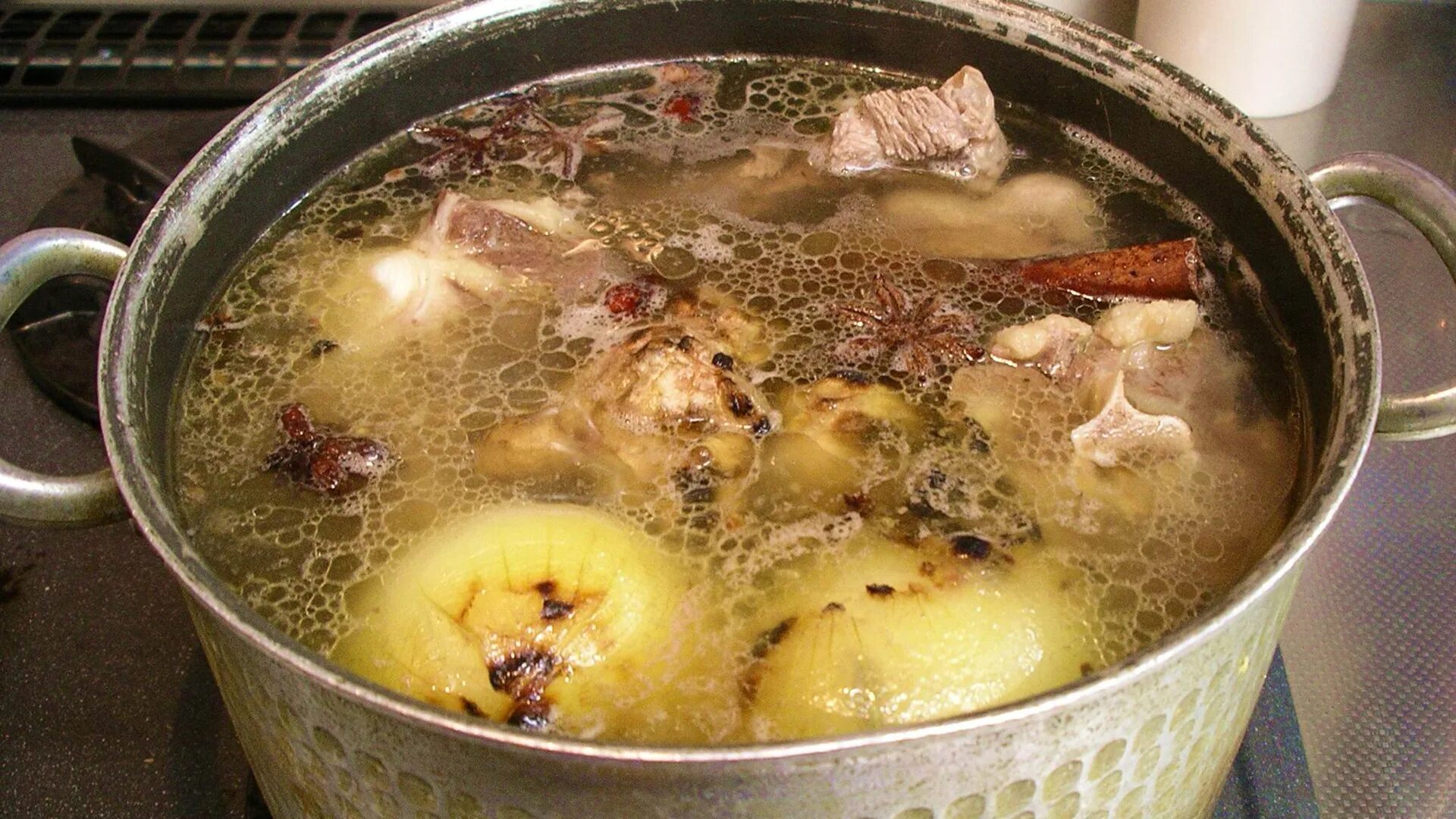 Готовим с мясом в кастрюле. Мясокостный бульон. мясной бульон в кастрюле. бульон с мясом. костный бульон.