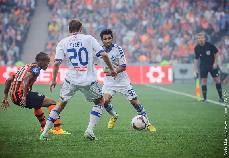 Киев шахтер. Киев шахтер. Арсенал киев шахтер донецк 2011. Шахтер донецк. Шахтёр динамо киев вики.