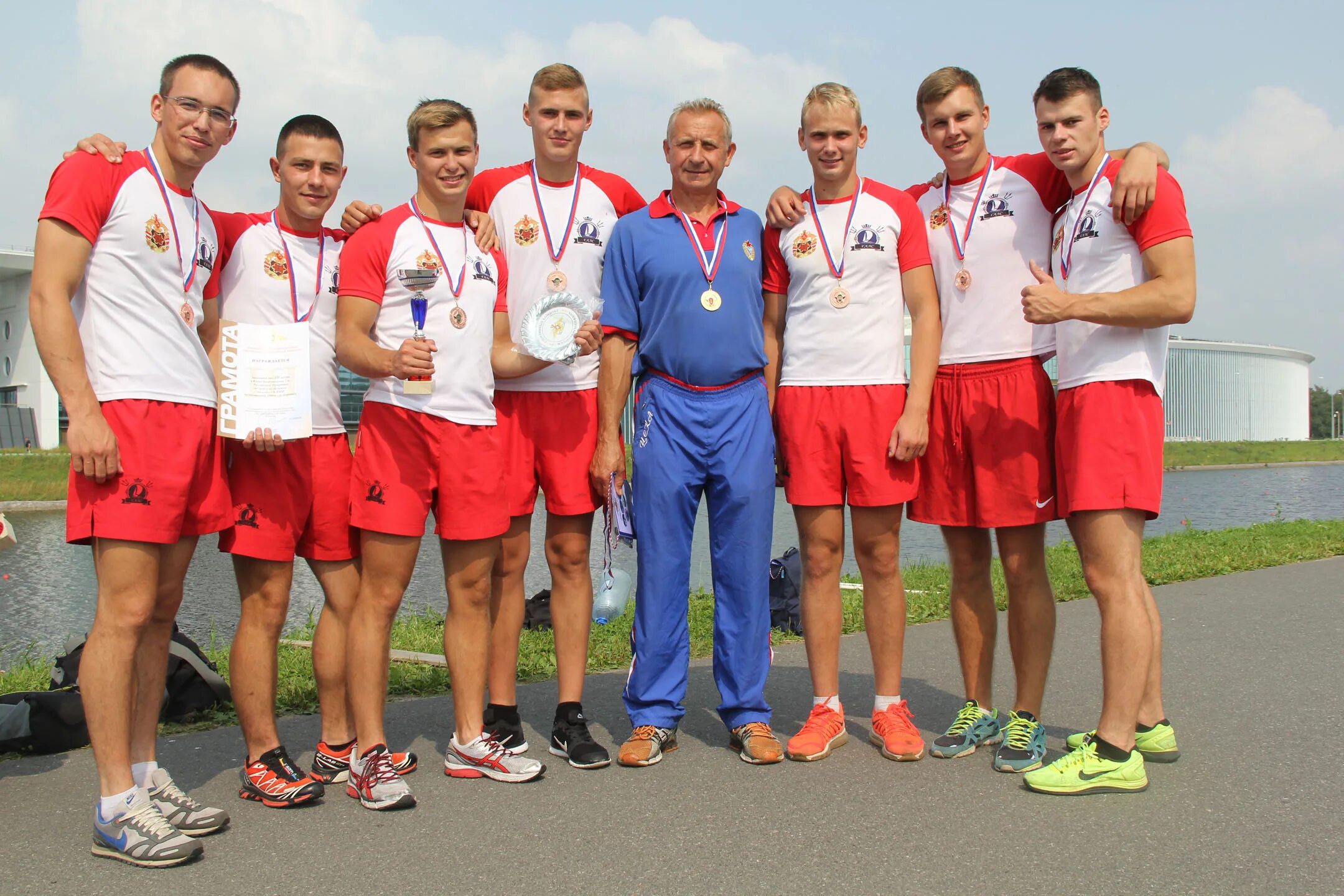 Кубок россии по гребле. Команда по гребле на ял 6. ДОСААФ чемпионы Москвы по гребле на ялах. Кубок вызова гребля ялы. Гребля на ялах Владивосток.